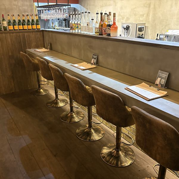 お一人様も気軽に利用できるカウンター席は、落ち着きと温かさのある雰囲気が魅力。仕事帰りの一杯や、料理をサクッと楽しみたい時にぴったりです。スタッフとの距離感も心地よく、初めてでも入りやすい雰囲気。自分のペースでゆっくり過ごせる“隠れ家感”のある人気の席です。