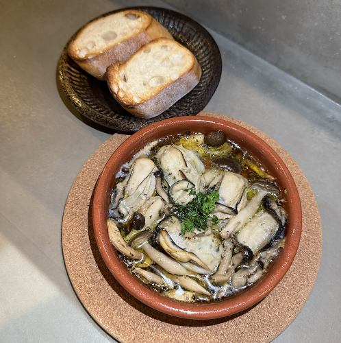 牡蠣とキノコのアヒージョ