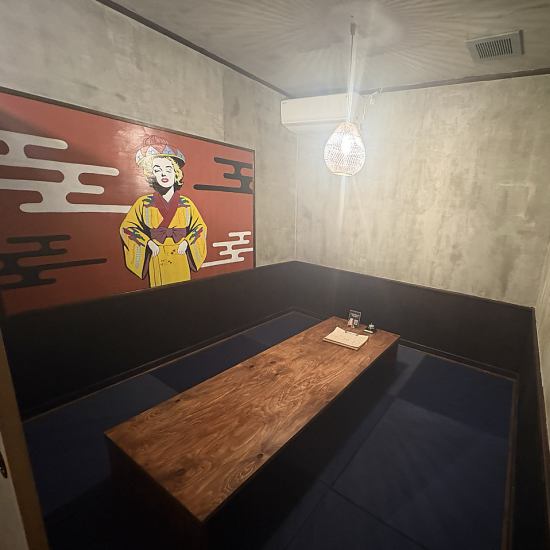 足を伸ばしてゆったりとくろげる座敷席、テーブル席ございます★