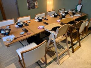 【日式房間】嚴禁穿鞋，有椅子座位，即使帶小孩也能安心用餐，因為是私人房間。