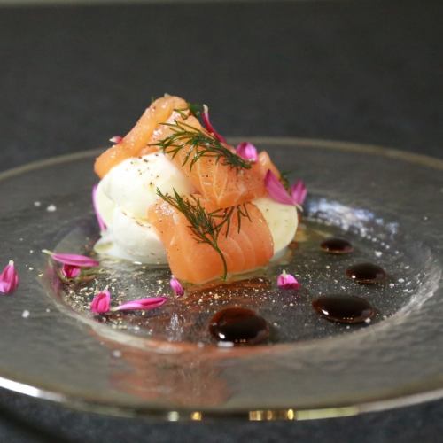[Standard menu] Salmon and mozzarella carpaccio