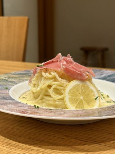 Hamamatsu lemon spaghetti topped with prosciutto
