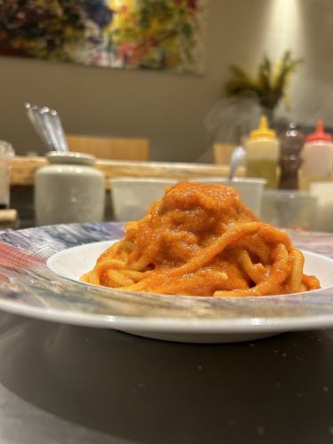 シンプルなトマトソースの太いスパゲッティー