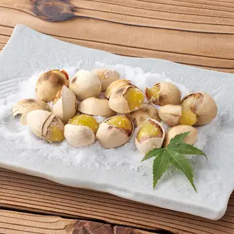银杏果（带壳），用盐烤制。