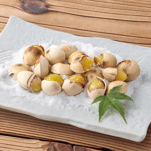 银杏果（带壳），用盐烤制。