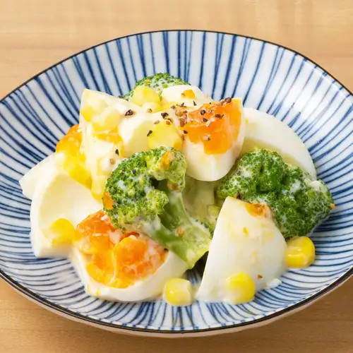 溏心蛋配快炒西兰花沙拉 / 香脆咸海带