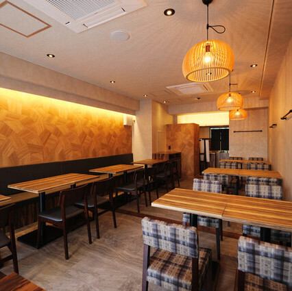 ≪ゆったりとくつろげる温かみのある空間≫4名様テーブル席×7◆4名以下の少人数や、10名前後でのご利用人数に合わせてレイアウト変更が可能です！ゆったりとおくつろぎいただける雰囲気ですので、デートや女子会、ご家族での外食、各種ご宴会でのご利用にもおすすめです。皆様のご来店を心よりお待ちしております♪