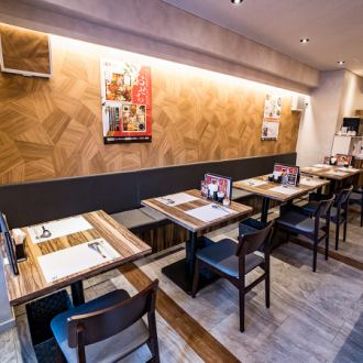 飲み会や女子会にも最適なテーブル席◎