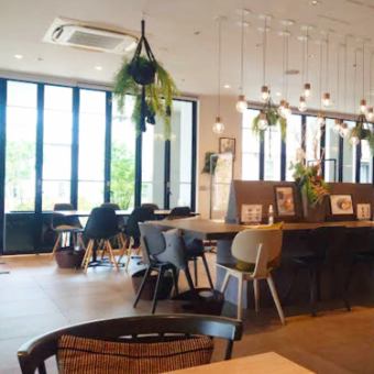 スタンダードなテーブル席は、ご家族や友人同士でのお食事に最適です。人数に合わせて使いやすく、食事も会話も楽しめるレイアウト。明るくカジュアルな雰囲気で、ランチやディナー、気軽な集まりなど幅広いシーンに対応できます。