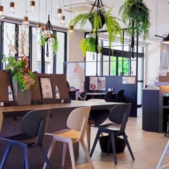 お一人様でも利用しやすいカウンター席は、Wi-Fi完備で作業や読書にぴったり。ドリンクを片手に自分のペースで過ごせるのが魅力です。短時間の休憩や隙間時間の利用にも便利で、周囲を気にせずゆっくりできるお席です。