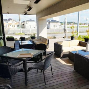 風や光を感じながら過ごせるテラス席は、開放感たっぷりの人気スポットです。晴れた日には特におすすめで、カフェタイムやランチにぴったり。自然を感じながらリラックスした時間を楽しめます。