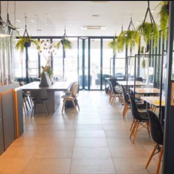 店内は貸切利用も可能で、20名以上の団体パーティーやイベントにぴったり。広々とした空間を自由に使えるため、ご家族でのお祝い、同窓会、地域の集まりや子ども会などにもおすすめです。周囲を気にせず、食事や会話を楽しみながら、特別でプライベートなひとときをお過ごしいただけます。まずはお気軽にご相談ください！