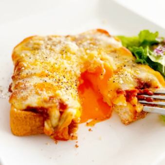 半熟卵のボロネーゼトースト※ドリンク付き