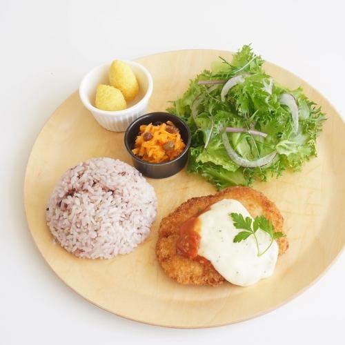 ミライエテラスプレートで楽しむ週替わりメイン料理