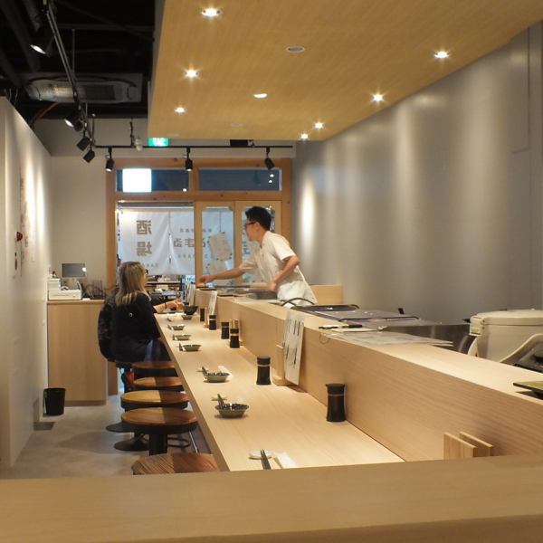 ランチタイムでも握り寿司は大将が目の前で一貫一貫握って提供いたします！広々したカウンターでお気軽に本格寿司をお楽しみください♪お1人様でのお食事や、カップル様のデート、仕事帰りの同僚の方との語らい場として、人気です★本場の江戸前寿司をご堪能ください♪
