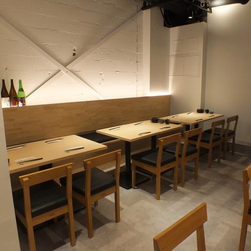 <p>新仲見世通りにあるお店のカウンター席の奥には広々としたテーブル席もご用意しております！お席のみのご予約も可能ですので、ぜひお気軽にお越しください♪幅広い層の方がご利用しやすい空間作りに努めています。</p>