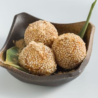 胡麻団子の黒蜜きなこ