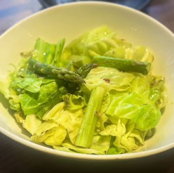 春キャベツとアスパラのアンチョビ炒め
