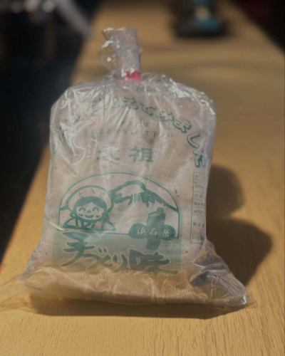 【料理長こだわりの一品】
静岡県産の上質なこんにゃくを使用した
「こんにゃくの大葉挟み揚げ」が大人気🎉

◆ポイント◆
🌱 静岡県由衣でエビケンハウスさんが売っているこんにゃくを使用
実際にそこで「こんにゃくの天ぷら」を販売していて人気商品なんだそうです！

🌸さくらでは今だけ時期でもある大葉を挟んで揚げております！
一口食べれば大葉の香りとこんにゃくの食感が
絶妙にマッチした美味しさに驚くはず！
お酒好きの方にも、健康志向の方にも
おすすめの逸品です🍻

#静岡県産 #由比 #こんにゃく #大葉 #揚げ物 #和食 #新宿三丁目 #新宿ごはん