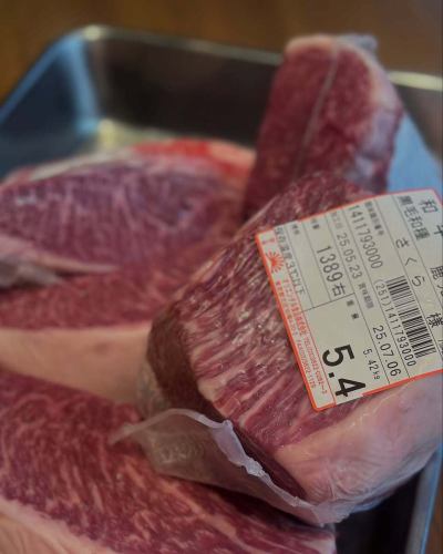 【鹿児島県産 黒毛和牛イチボ サイコロステーキ】
とろける旨みがヤバすぎ！🤤 鹿児島の宝を召し上がれ！✨

イチボって何？って思ったそこのあなた！😉
イチボはね、お尻のほんの一部分にある、超やわらかくて霜降り具合が絶妙なお肉のことなの！口に入れた瞬間、とろける旨みが洪水のように押し寄せてくるよ！🌊😋

うちのイチボがスゴイ理由！
* 鹿児島県産 黒毛和牛: 間違いなく最高級！品質はマジで保証する！💯
* 職人さんの愛がこもった手切り:熟練の職人さんがイチボのポテンシャルを最大限に引き出すように丁寧にカットしてるんです！🔪
* 冷凍は致しません！鮮度MAX: 冷凍してしまうと肉質変わり美味くないので一切致しません！いつでも最高の状態で焼き上げるよう徹底した管理をしております。

こんな時にオススメ！
* ちょっと贅沢したい特別な日に🥂
* 誕生日や記念日に🎁
* 頑張った自分へのご褒美に👑
* 海外からのお客様に、日本のスゴさを伝えたい時に🇯🇵

100g、200gでご用意しております！

Hey there, foodies! 👋 Come and experience the AMAZING taste of Kagoshima Wagyu “Ichibo” steak! It’s so tender and juicy, you’ll be hooked! 🤤 Perfect for a special treat or a unique souvenir from Japan! 🗾

2009年から変わらない！90分飲み放題1890円！
とってもお得な飲み放題をご用意してあなたのご来店をお待ちしています！

💫便利なアクセス💫
JR新宿駅東口からわずか5分、東京メトロ新宿3丁目駅B2出口からは1分の好立地！居心地の良い店内には、カウンター席やテーブル席、そして個室感覚で楽しめる掘りごたつ席も完備。少人数での普段使いから大人数の宴会まで、様々なシーンでご利用いただけます。

🌈お待ちしております！あなたのお越しを心よりお待ちしております！

店名：九州産地直送居酒屋さくら 
住所：〒160-0022 東京都新宿区新宿3-6-9 山口ビル 2F 
TEL：03-3225-1333

#黒毛和牛 #ステーキ #鹿児島県産 #イチボ #新宿ごはん #新宿三丁目 #良い肉食べよう