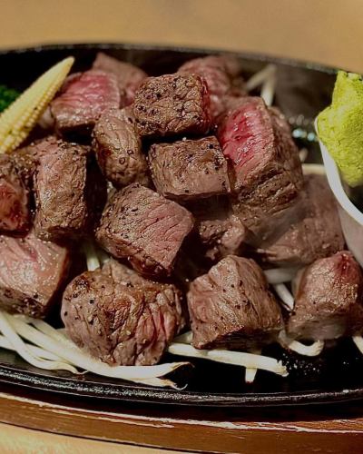【鹿児島県産 黒毛和牛イチボ サイコロステーキ】
とろける旨みがヤバすぎ！🤤 鹿児島の宝を召し上がれ！✨

イチボって何？って思ったそこのあなた！😉
イチボはね、お尻のほんの一部分にある、超やわらかくて霜降り具合が絶妙なお肉のことなの！口に入れた瞬間、とろける旨みが洪水のように押し寄せてくるよ！🌊😋

うちのイチボがスゴイ理由！
* 鹿児島県産 黒毛和牛: 間違いなく最高級！品質はマジで保証する！💯
* 職人さんの愛がこもった手切り:熟練の職人さんがイチボのポテンシャルを最大限に引き出すように丁寧にカットしてるんです！🔪
* 冷凍は致しません！鮮度MAX: 冷凍してしまうと肉質変わり美味くないので一切致しません！いつでも最高の状態で焼き上げるよう徹底した管理をしております。

こんな時にオススメ！
* ちょっと贅沢したい特別な日に🥂
* 誕生日や記念日に🎁
* 頑張った自分へのご褒美に👑
* 海外からのお客様に、日本のスゴさを伝えたい時に🇯🇵

100g、200gでご用意しております！

Hey there, foodies! 👋 Come and experience the AMAZING taste of Kagoshima Wagyu “Ichibo” steak! It’s so tender and juicy, you’ll be hooked! 🤤 Perfect for a special treat or a unique souvenir from Japan! 🗾

2009年から変わらない！90分飲み放題1890円！
とってもお得な飲み放題をご用意してあなたのご来店をお待ちしています！

💫便利なアクセス💫
JR新宿駅東口からわずか5分、東京メトロ新宿3丁目駅B2出口からは1分の好立地！居心地の良い店内には、カウンター席やテーブル席、そして個室感覚で楽しめる掘りごたつ席も完備。少人数での普段使いから大人数の宴会まで、様々なシーンでご利用いただけます。

🌈お待ちしております！あなたのお越しを心よりお待ちしております！

店名：九州産地直送居酒屋さくら 
住所：〒160-0022 東京都新宿区新宿3-6-9 山口ビル 2F 
TEL：03-3225-1333

#黒毛和牛 #ステーキ #鹿児島県産 #イチボ #新宿ごはん #新宿三丁目 #良い肉食べよう