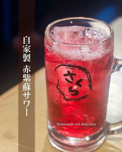 『自家製 赤紫蘇シロップ』がついに完成しましたーっ！

6月の旬、ご存知ですか？
なんと今が絶品の赤紫蘇を使った赤紫蘇シロップを作りました🌿✨
蜂蜜と梅酢（浦井家の梅）だけしか入れてません！
ちょー健康志向！

この自家製赤紫蘇シロップを使ったサワーや梅干しサワーは、香り爽やかで何より見た目が鮮やかキレイ！🌸🍹
お酒の中にふわっと広がる赤紫蘇の香りがたまらないんです！

ぜひこの季節だけの限定メニューを味わいに来てくださいね😊
お友達やご家族と一緒に、涼しげな赤紫蘇サワーで乾杯しましょう♪
皆さんのお越しをスタッフ一同、お待ちしています🙌🍶

2009年から変わらない！90分飲み放題1890円！
とってもお得な飲み放題をご用意してあなたのご来店をお待ちしています！

#居酒屋 #初夏の味覚  #赤紫蘇シロップ #旬の味 #涼しい一杯 #梅干しサワー #爽やか #期間限定