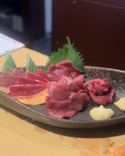 知る人ぞ知る逸品！馬刺しの「えんがわ」が登場！

皆さん、馬刺しに「えんがわ」があるってご存知でしたか？😲 実はこれ、馬刺しの中でも非常に希少な部位なんです！
どの部位かというと、たてがみ（首裏）の下の方にある脂身（背脂）のことです。

甘みがあり口の中でとろけるのが特徴。
九州のあま〜い醤油の中でも高品質なみなと酒造の一番しょうゆで食べるとにより、一層馬刺しを美味しくいただけまさに口福体験がここにあります🤤

もちろん、通常の馬刺し4種盛り合わせもグレードアップ！
「えんがわ」も楽しめる贅沢な【馬刺し5種盛り合わせ】もご用意しています！
 内容は、定番の『赤身』、希少な『えんがわ』『ふたえご』、そして馬肉本来の味が楽しめる『ヒレ』『ロース』。 それぞれの部位の個性豊かな美味しさを、ぜひ食べ比べてみてくださいね✨

16周年特別メニューですので期間が限られております！
お早めに！

#馬刺し #えんがわ #馬肉 #希少部 #食べ比べ  #新宿三丁目 #新宿ごはん