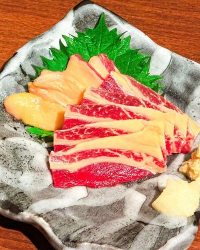 知る人ぞ知る逸品！馬刺しの「えんがわ」が登場！

皆さん、馬刺しに「えんがわ」があるってご存知でしたか？😲 実はこれ、馬刺しの中でも非常に希少な部位なんです！
どの部位かというと、たてがみ（首裏）の下の方にある脂身（背脂）のことです。

甘みがあり口の中でとろけるのが特徴。
九州のあま〜い醤油の中でも高品質なみなと酒造の一番しょうゆで食べるとにより、一層馬刺しを美味しくいただけまさに口福体験がここにあります🤤

もちろん、通常の馬刺し4種盛り合わせもグレードアップ！
「えんがわ」も楽しめる贅沢な【馬刺し5種盛り合わせ】もご用意しています！
 内容は、定番の『赤身』、希少な『えんがわ』『ふたえご』、そして馬肉本来の味が楽しめる『ヒレ』『ロース』。 それぞれの部位の個性豊かな美味しさを、ぜひ食べ比べてみてくださいね✨

16周年特別メニューですので期間が限られております！
お早めに！

#馬刺し #えんがわ #馬肉 #希少部 #食べ比べ  #新宿三丁目 #新宿ごはん