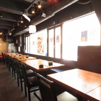 お店の活気を楽しめるテーブル席です！テーブル席をつなげることも可能ですのでお申し付けください★