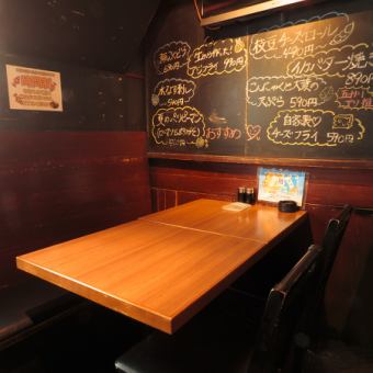半個室のお席。お仲間との楽しい時間をお過ごしください◎