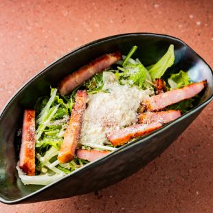 炭焼きベーコンと温泉卵のシーザーサラダ