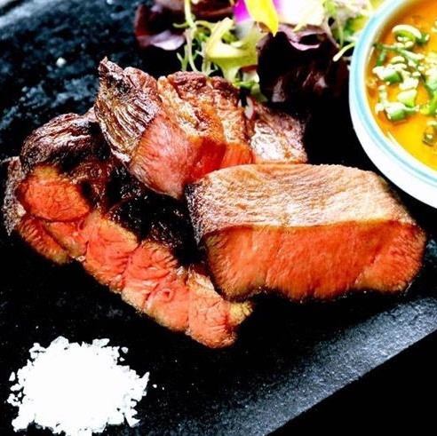 厳選されたお肉を炭火でじっくりと焼き上げます。ジューシーでしっとりとした味わいに舌鼓！