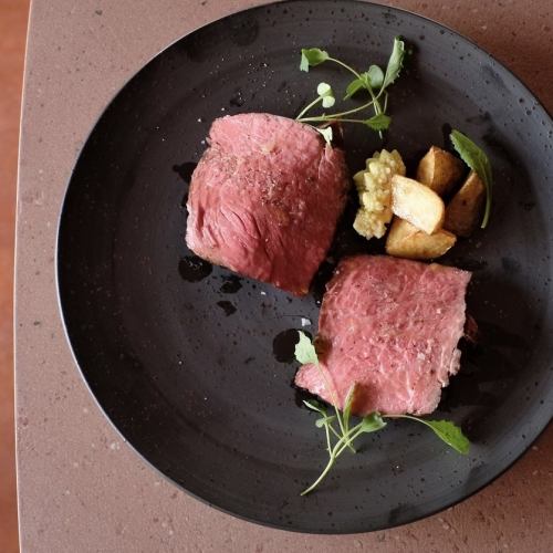 厳選されたお肉を炭火でじっくりと焼き上げます。ジューシーでしっとりとした味わいに舌鼓！