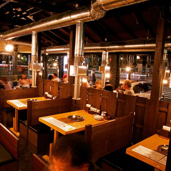 All seats are table seats! We have a wide range of seats, from small table seats for 2 to 4 people to seats that can be used by groups such as 10 and 20 people! Parking lots are available at shops along national roads ♪