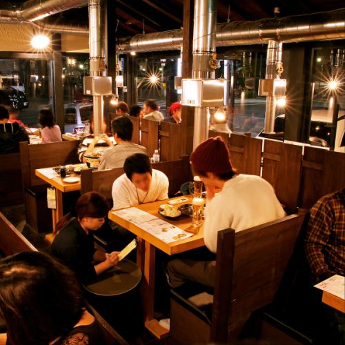 Atmosphere ◎ Casual table seats