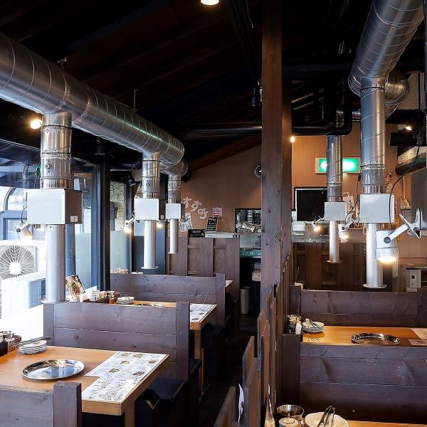 【所有座位均为餐桌，方便您的用餐！】我们提供多种座位选择，从可容纳2-4人的小桌到可容纳10-20人的大桌，应有尽有！餐厅位于309号国道旁，设有10个停车位，方便远道而来或携家人前来用餐的客人。来我们这里，与亲朋好友一起，在炭火烤肉架上享受热闹的日式烤肉盛宴吧！