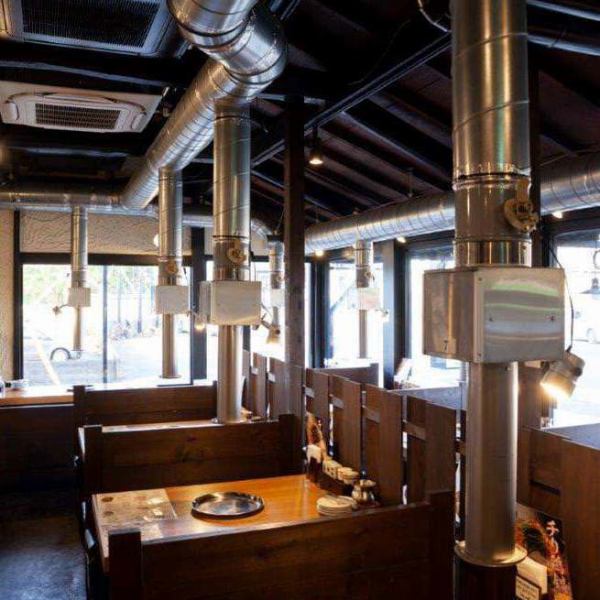 【下班后小酌一杯的完美选择！】何不来这里享用美味的烤鸡串和饮品呢？我们提供充足的桌位，非常适合下班后小酌一杯，或者续杯。除了炭烤烤鸡串，我们还提供各种新鲜生食、炸物、鸡肉釜饭以及其他美味佳肴，与饮品堪称绝配！