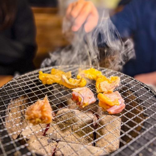 在七轮烤炉（小型炭烤炉）上享用正宗的炭烤鸡肉。