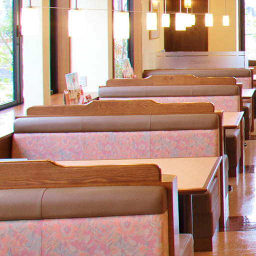 店内は明るく開放的な雰囲気で、ゆったりとしたソファータイプのテーブルもご用意しており、居心地も◎小さなお子さま連れでも安心してお食事が楽しめます。家族でゆっくり美味しい料理を堪能し、笑顔あふれるひとときを過ごしましょう！