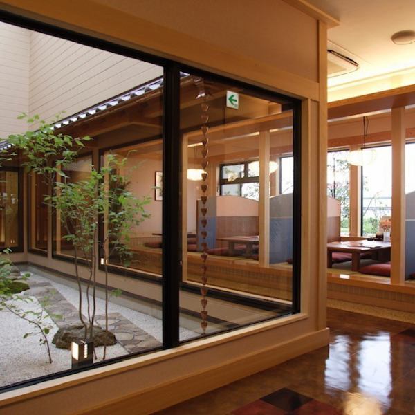 和の雰囲気が漂い、お洒落なデザインが落ち着いた雰囲気！家族でゆったりとくつろげるお座敷席や、居心地抜群のソファー席のテーブルをご用意しています。また、駐車場も完備しているので、気軽にお越しいただけます！