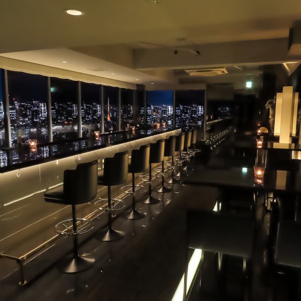 Inside the store, large monitors depicting the night view are installed on one wall, creating a relaxing atmosphere that makes you feel like you are on an observation deck.We have a total of 10 counter seats, and can be used for a wide range of occasions such as everyday use by one person, dates, and after-parties!