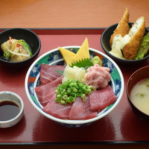 お手頃価格で美味♪丼３種類☆小鉢ニ種、味噌汁、漬物付