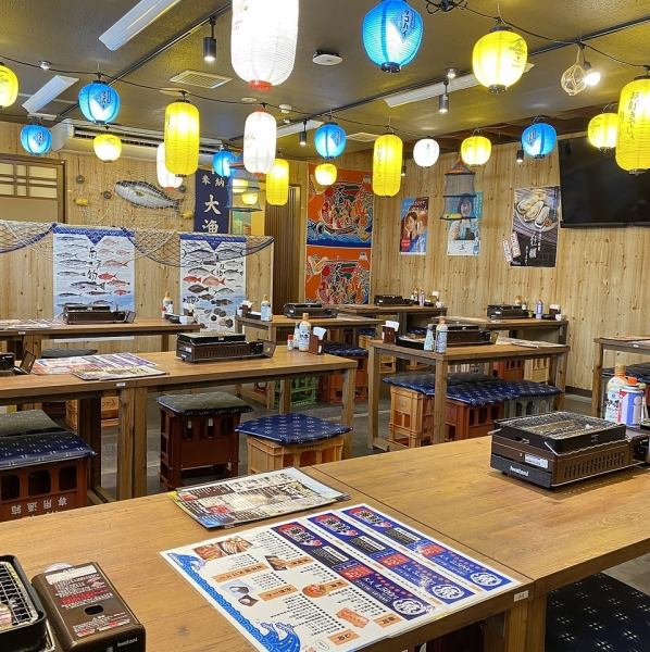 【宴会や飲み会にもぴったり♪】店内にはお祭りや屋台を思わせる提灯が飾られ、温かな雰囲気の中でお過ごしいただけます。ご利用人数に合わせたお席をご用意しておりますので、お気軽にお立ち寄りください！