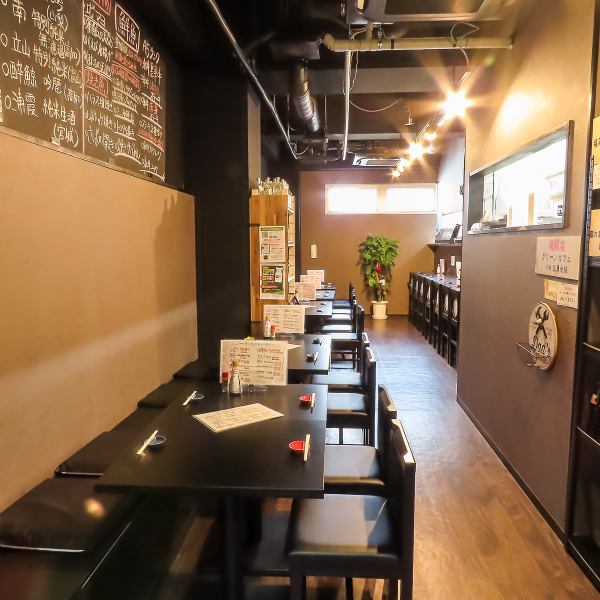 店内にはカウンター席とテーブル席をご用意！テーブルは4人掛けが5卓あり、グループでの食事におすすめです。カウンター席はお一人様はもちろん、仕事帰りのサク飲みや気軽な飲み会に◎駅チカでアクセスも便利なので、ふらっと立ち寄ってお酒と料理をゆっくり楽しんでいただけます。ご来店お待ちしております♪