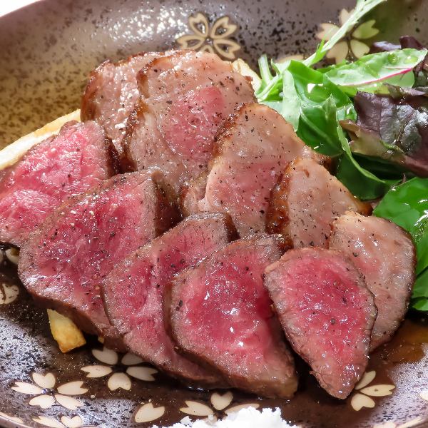 ＼厳選した和牛のしもふりステーキと赤身ステーキ／