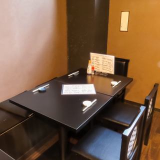 餐廳有20張寬敞的餐桌。您可以在充滿木質溫暖的輕鬆空間中悠閒地享用美食和飲料。