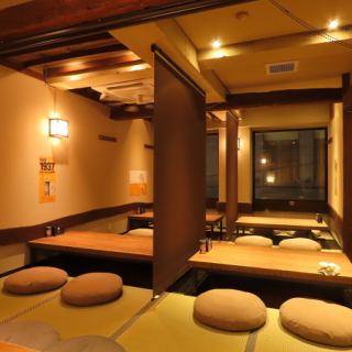 ゆったりと会話を楽しめる掘りごたつ席。視線を遮るブラインドを下ろせば、半個室のような落ち着きとプライベート感がさらに増し、宴会やデートなど仲間との特別な時間にぴったりです。