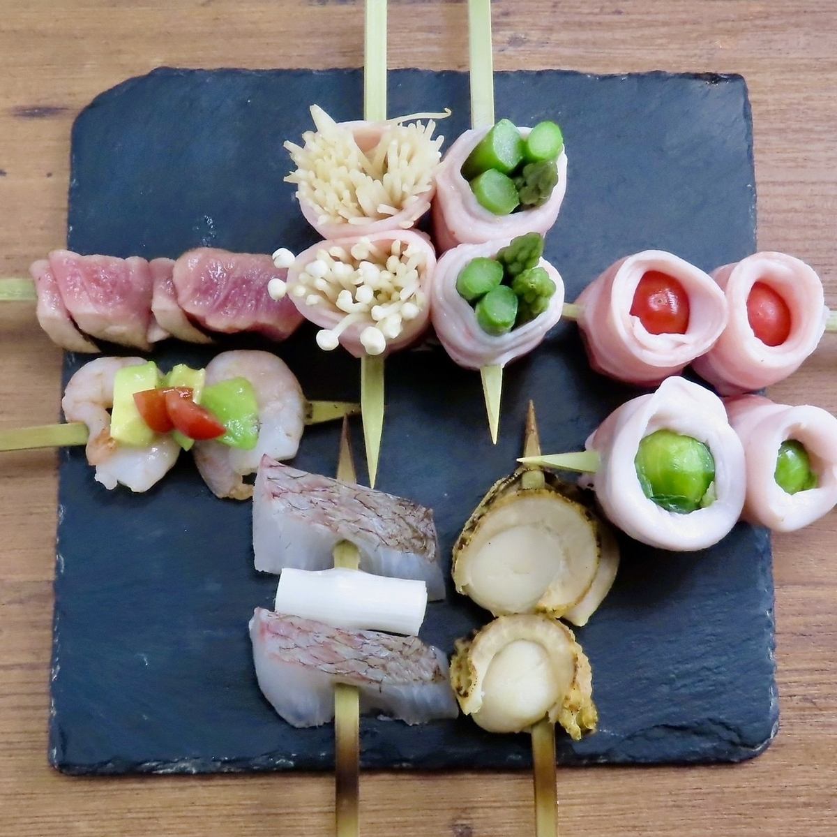 備長炭で焼き上げる焼鳥や彩り鮮やかな野菜串をはじめ、居酒屋メニューが豊富に揃う