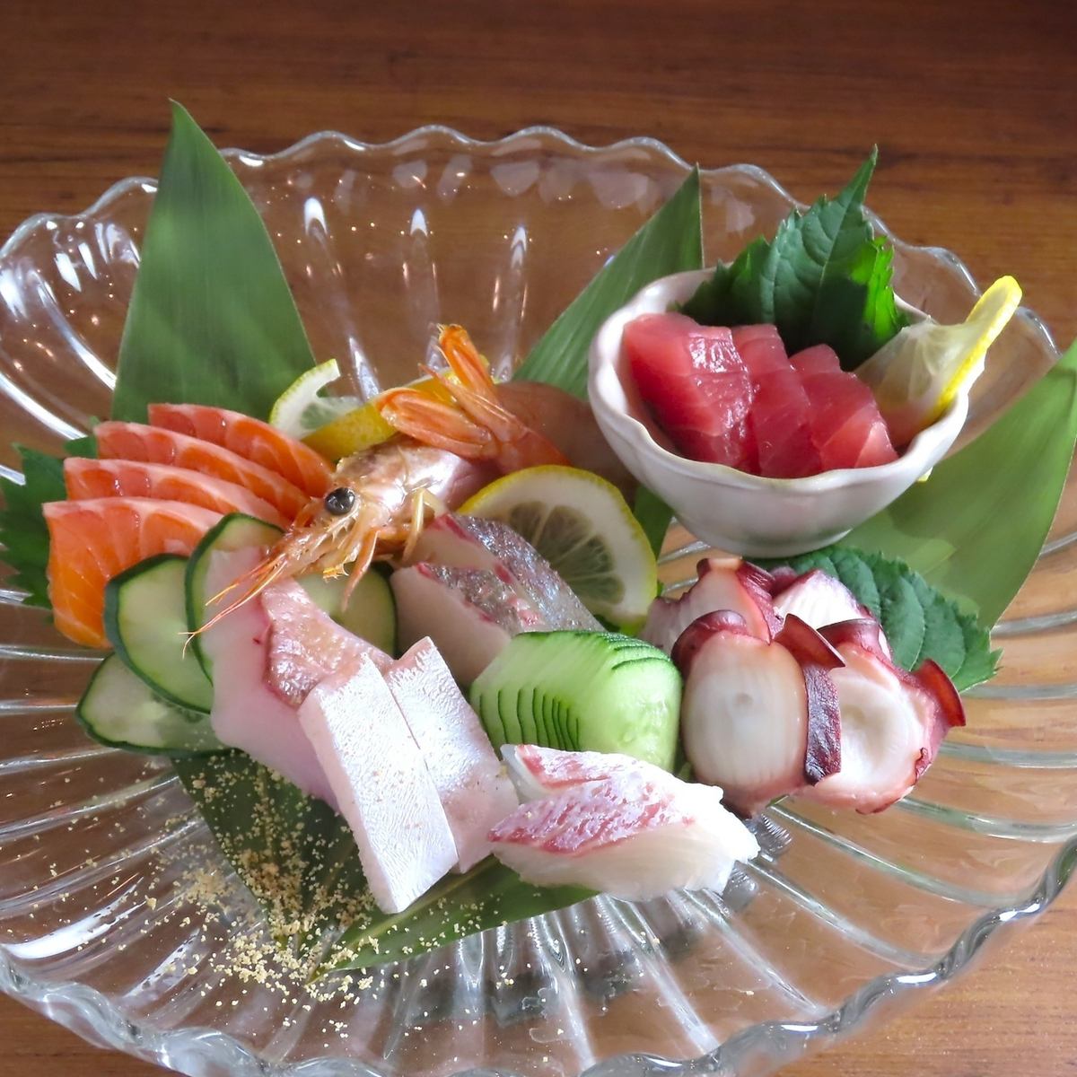 彩り豊かな旬魚で食卓を華やかに演出する豪華刺し盛り!