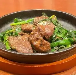 【鉄板でお届け】スタミナ抜群!素材の鮮度と旨味が際立つ「鉄板国産レバニラ炒め」